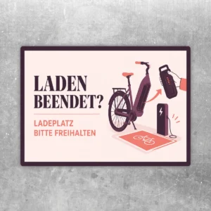 Querformatiger E-Bike Ladeplatz freihalten Aufkleber mit Text „Laden beendet?“ und illustrierter Ladestation.