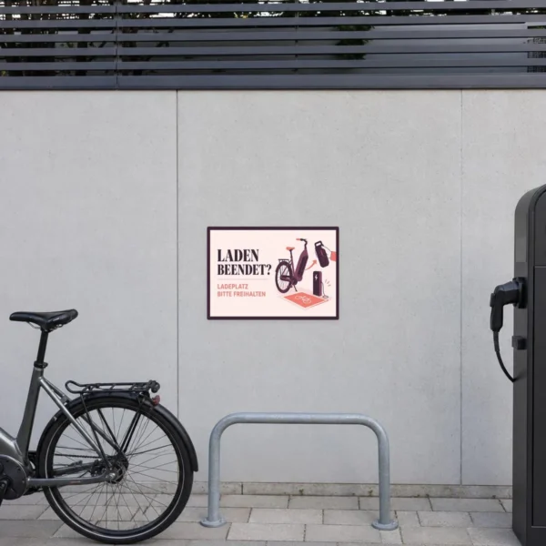 KI-generiertes Anwendungsbeispiel: E-Bike Ladeplatz freihalten Aufkleber an einer Ladezone mit Fahrrad und Akku.
