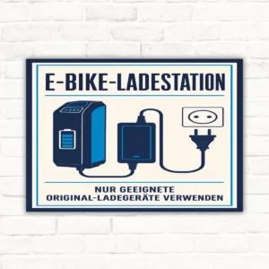 E-Bike Ladestation Schild mit Text „Nur geeignete Original-Ladegeräte verwenden“, Akku, Ladegerät und Steckdose.