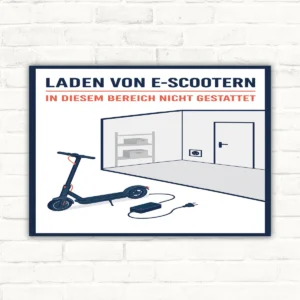 Schild mit Text „Laden von E-Scootern in diesem Bereich nicht gestattet“ und E-Scooter mit Ladegerät vor Innenraum.