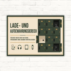 Querformatiges Lade- und Aufbewahrungsbereich Schild mit Text „Fächer nach der Nutzung freigeben und sauber hinterlassen“.