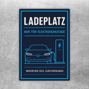 Ladeplatz Aufkleber für Elektrofahrzeuge während des Ladevorgangs in Dunkelblau mit Auto und Ladesäule.