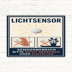 Lichtsensor Schild mit Wortlaut „Sensorbereich bitte nicht abdecken oder zustellen“ und Piktogrammen auf Alu-Verbundplatte.