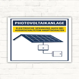 Photovoltaikanlage Schild mit Text „Elektrische Spannung auch bei ausgeschaltetem Hauptschalter“ und PV-Grafik.