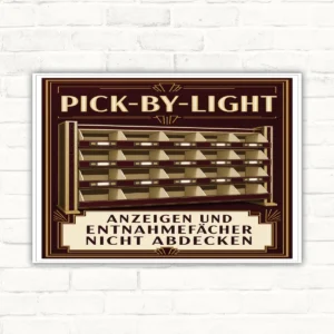 Pick-by-Light Schild mit Regalillustration und Wortlaut „Anzeigen und Entnahmefächer nicht abdecken“ als Hinweisschild.