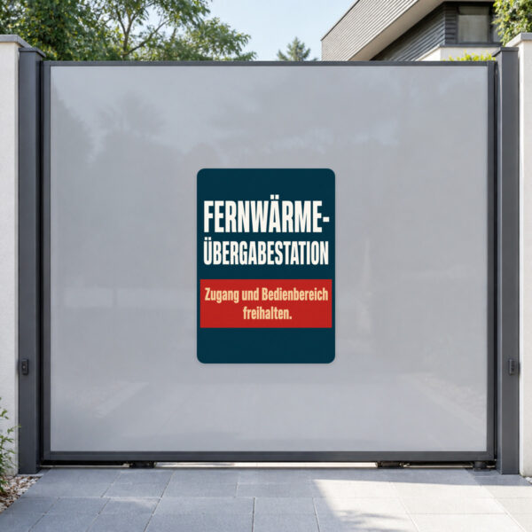 KI-generiertes Anwendungsbeispiel: Fernwärme-Übergabestation Aufkleber auf grauem Untergrund mit freizuhaltendem Bedienbereich.