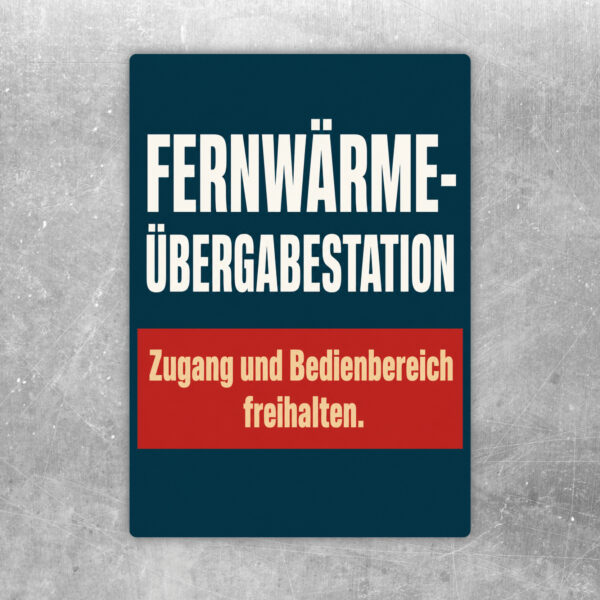 Fernwärme-Übergabestation Aufkleber mit roter Schrift und Hinweis Zugang und Bedienbereich freihalten.