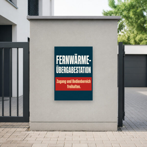 KI-generiertes Anwendungsbeispiel: Fernwärme-Übergabestation Schild mit Hinweis „Zugang und Bedienbereich freihalten“ an einem Technikraum.