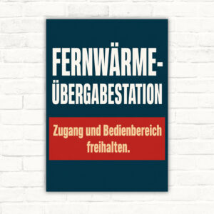 Fernwärme-Übergabestation Schild mit der Aufschrift Zugang und Bedienbereich freihalten, als technisches Hinweisschild.