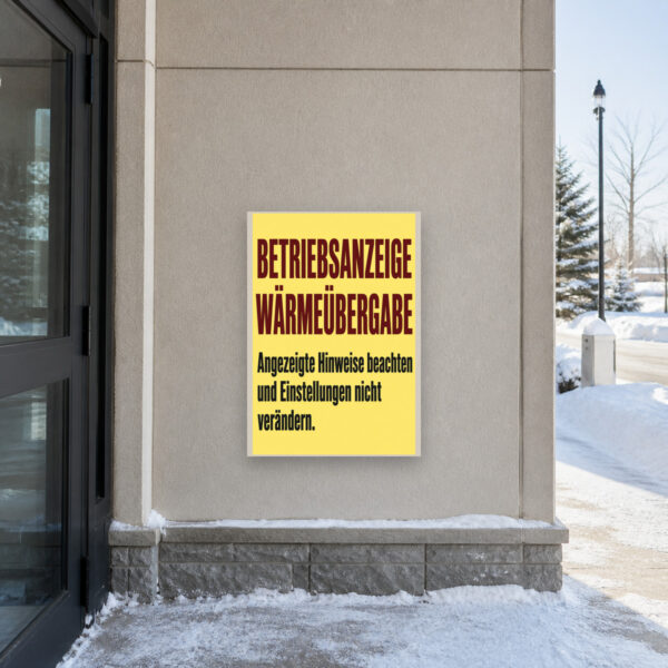 KI-generiertes Anwendungsbeispiel: Betriebsanzeige Wärmeübergabe Schild – Hinweise beachten, Einstellungen nicht verändern am passenden Einsatzort mit gut sichtbarem Motiv und klarer Beschriftung.