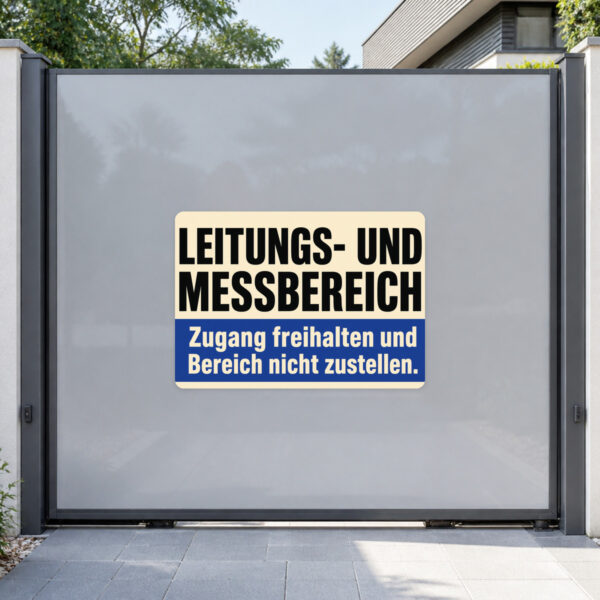 KI-generiertes Anwendungsbeispiel: Leitungs- und Messbereich Aufkleber mit Zugang-freihalten-Hinweis auf grauem Hintergrund.