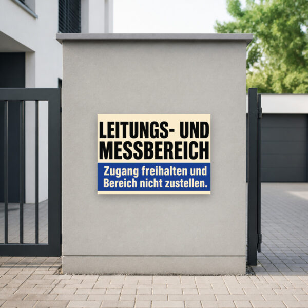 KI-generiertes Anwendungsbeispiel: Leitungs- und Messbereich Schild mit Hinweis „Zugang freihalten“ an einer Wand.