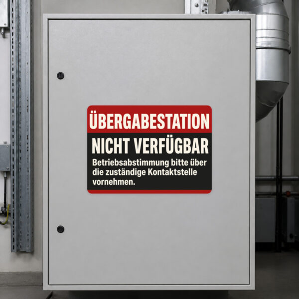 KI-generiertes Anwendungsbeispiel: Übergabestation nicht verfügbar Aufkleber auf grauer Fläche im technischen Umfeld.