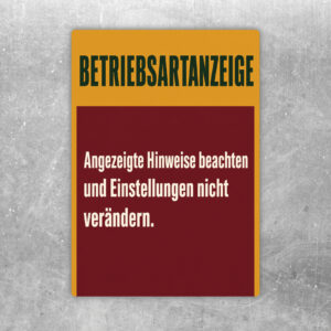 Betriebsartanzeige Aufkleber mit Hinweistext auf beigem Grund, grüner und oranger Grafik für technische Bedienplätze.