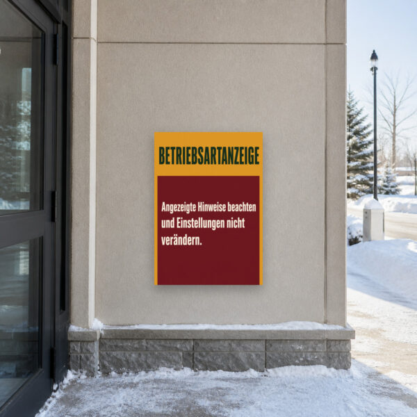 KI-generiertes Anwendungsbeispiel: Betriebsartanzeige Schild mit Hinweistext an heller Wand für technische Bereiche.