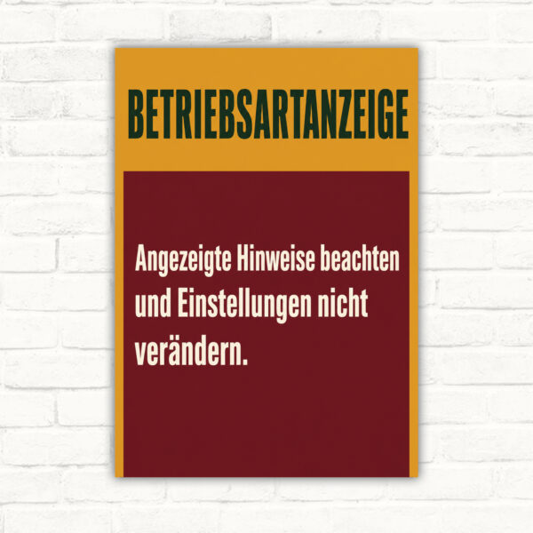 Betriebsartanzeige Schild mit Text „Angezeigte Hinweise beachten und Einstellungen nicht verändern“ im Hochformat.
