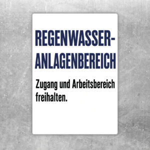 Regenwasseranlagenbereich Aufkleber mit Illustration von Dachrinne, Speicher und Hinweis Zugang freihalten.