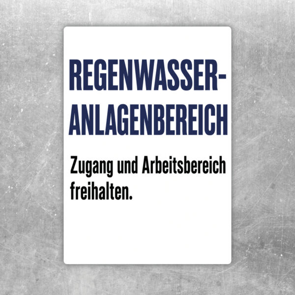 Regenwasseranlagenbereich Aufkleber mit Illustration von Dachrinne, Speicher und Hinweis Zugang freihalten.