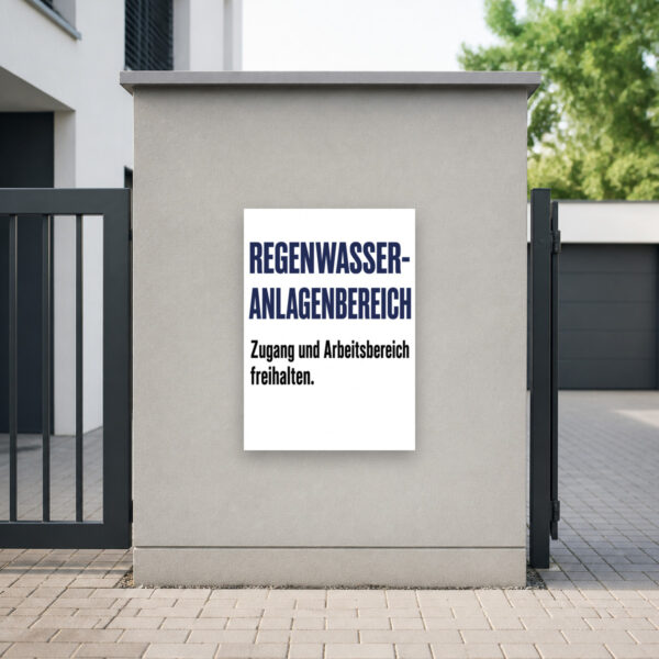 KI-generiertes Anwendungsbeispiel: Regenwasseranlagenbereich Schild an Wand mit Hinweis „Zugang und Arbeitsbereich freihalten“.