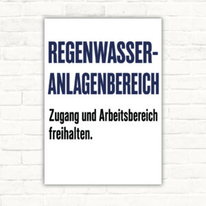 Regenwasseranlagenbereich Schild mit Text „Zugang und Arbeitsbereich freihalten“ und Illustration von Tank und Dachrinne.