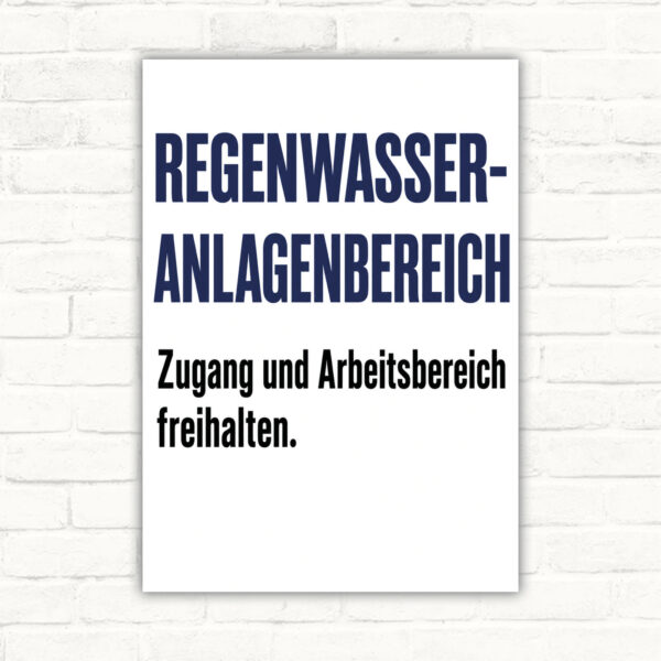 Regenwasseranlagenbereich Schild mit Text „Zugang und Arbeitsbereich freihalten“ und Illustration von Tank und Dachrinne.