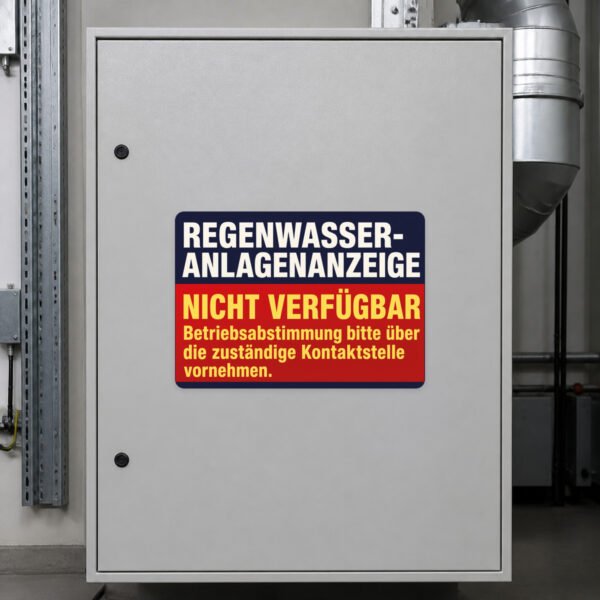 KI-generiertes Anwendungsbeispiel: Regenwasser Anlagenanzeige Aufkleber an Technikfläche mit Zisterne und grünem Hausdach.