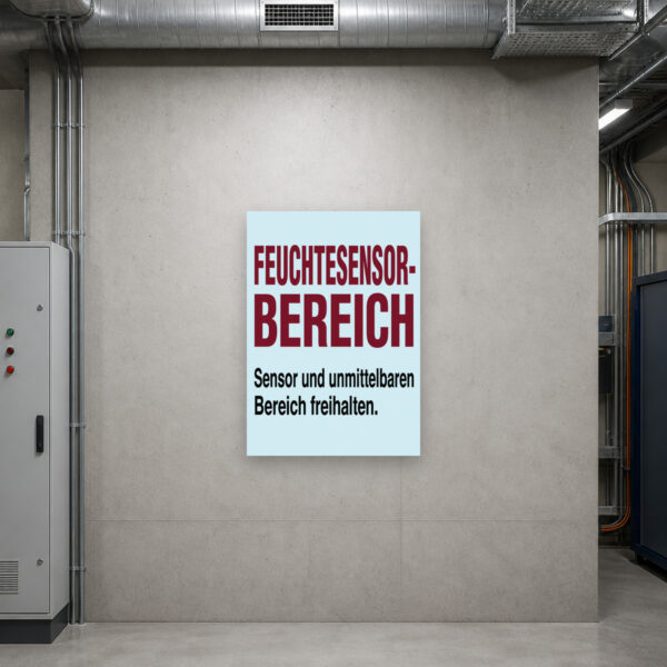 KI-generiertes Anwendungsbeispiel: Feuchtesensor Schild an Wand mit Text „Sensor und unmittelbaren Bereich freihalten“.
