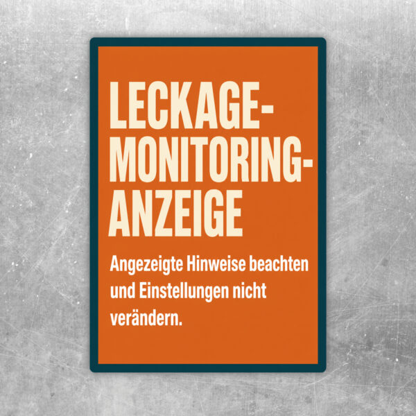 Leckage-Monitoring Aufkleber in Beige und Braun mit Hinweistext, Tropfensymbolen und dekorativem Rahmen.