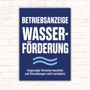 Betriebsanzeige Wasserförderung als Schild mit Hinweistext „Angezeigte Hinweise beachten und Einstellungen nicht verändern“ in Dunkelblau und Gold.