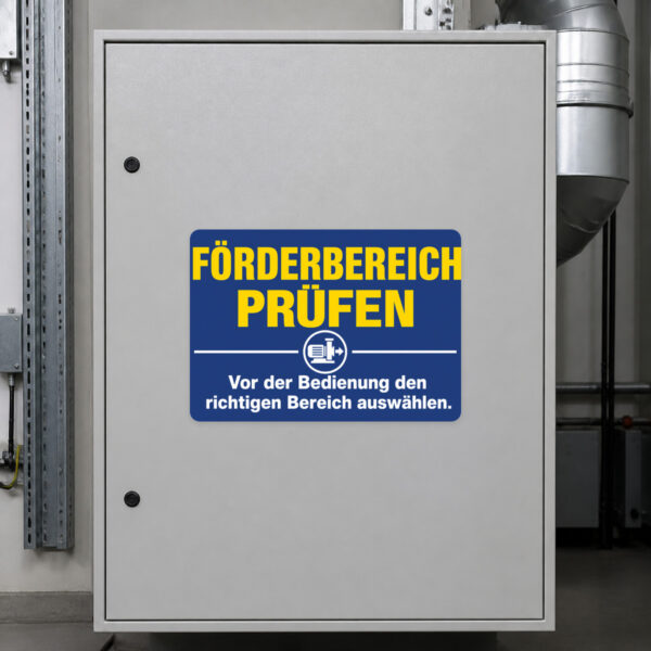 KI-generiertes Anwendungsbeispiel: Förderbereich prüfen Aufkleber an einer Anlage mit Hinweis zur Bereichsauswahl.