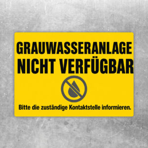 Beiger Aufkleber Grauwasseranlage nicht verfügbar mit bordeaux Text, Kontaktstellen-Hinweis und technischer Tankgrafik.