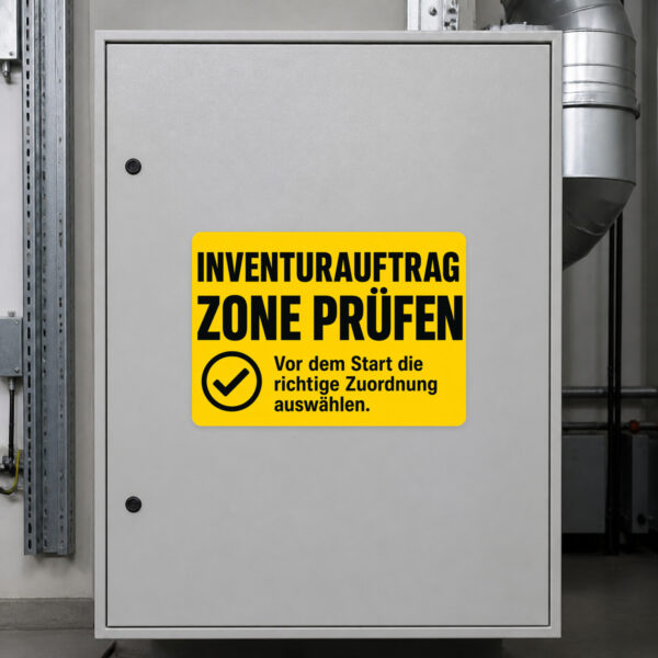KI-generiertes Anwendungsbeispiel: Inventurauftrag Zone prüfen Aufkleber auf grauem Untergrund im Lagerumfeld.