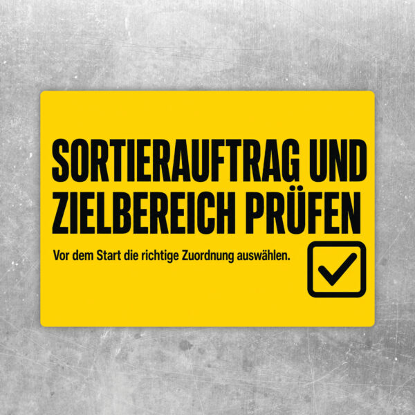 Querformatiger Aufkleber mit Text Sortierauftrag und Zielbereich prüfen, beige Fläche, roter und blauer Grafik.