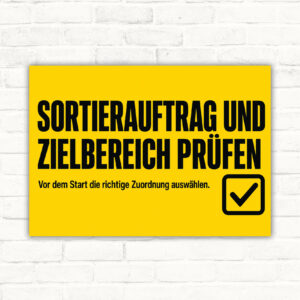 Sortierauftrag Schild mit Text „Sortierauftrag und Zielbereich prüfen“ sowie Hinweis zur richtigen Zuordnung vor Start.