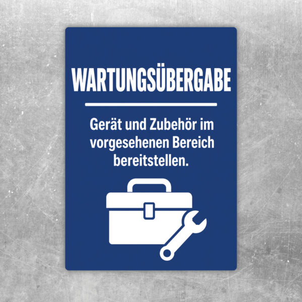 Wartungsübergabe Aufkleber in Dunkelgrün und Gold mit Hinweis zum Bereitstellen von Gerät und Zubehör.
