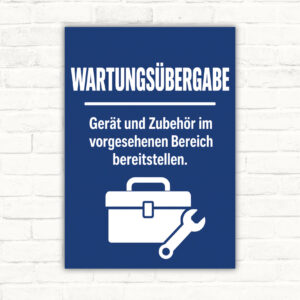 Wartungsübergabe Schild mit Text „Gerät und Zubehör im vorgesehenen Bereich bereitstellen“ und technischem Motiv.