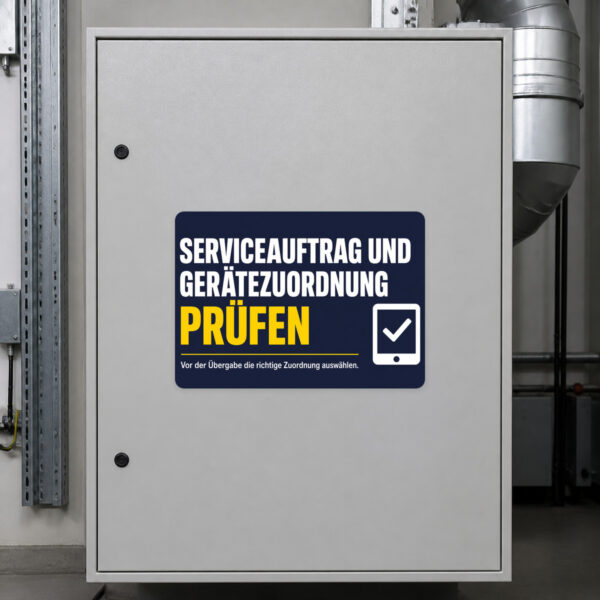 KI-generiertes Anwendungsbeispiel: Serviceauftrag Gerätezuordnung prüfen Aufkleber an einer Werkstattwand.