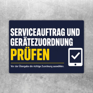 Aufkleber im Querformat mit Text Serviceauftrag und Gerätezuordnung prüfen in Creme, Schwarz, Rot und Dunkelblau.