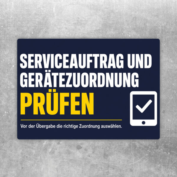 Aufkleber im Querformat mit Text Serviceauftrag und Gerätezuordnung prüfen in Creme, Schwarz, Rot und Dunkelblau.