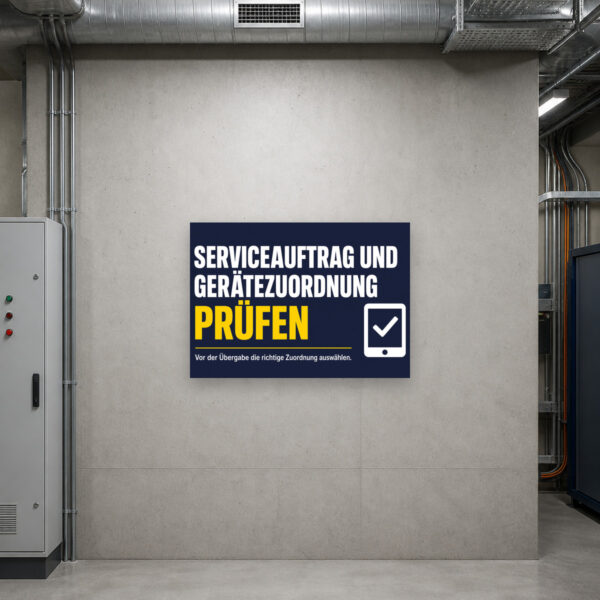 KI-generiertes Anwendungsbeispiel: Serviceauftrag Schild „Gerätezuordnung prüfen“ an einer Werkstattwand vor Übergabe.