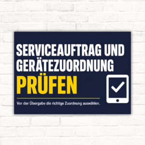 Serviceauftrag Schild mit Text „Serviceauftrag und Gerätezuordnung prüfen“ als technisches Hinweisschild im Querformat.