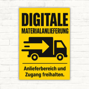 Hinweisschild mit Text „Digitale Materialanlieferung – Anlieferbereich und Zugang freihalten“ im Hochformat.
