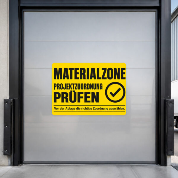 KI-generiertes Anwendungsbeispiel: Materialzone Projektzuordnung prüfen Aufkleber auf industrieller Oberfläche im Querformat.