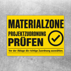 Aufkleber Materialzone und Projektzuordnung prüfen mit Materialstapeln und roten sowie blauen Zuordnungsfeldern im Querformat.