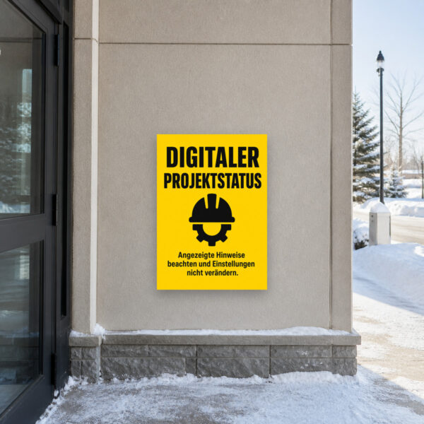 KI-generiertes Anwendungsbeispiel: Digitaler Projektstatus als bedrucktes Hinweisschild im Art-déco-Stil an einer Wand.