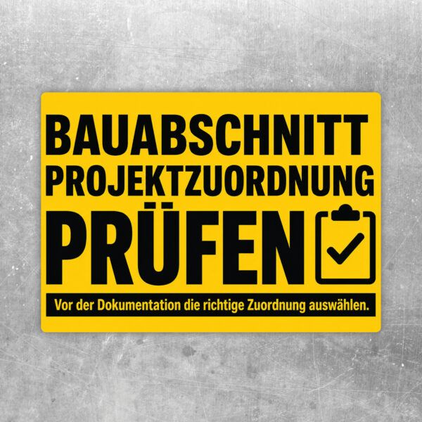 Bauabschnitt und Projektzuordnung prüfen Aufkleber im Querformat mit Bau-Grafik, Dokument und rotem Prüfen-Hinweis.