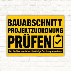 Querformatiges Bauabschnitt prüfen Schild mit Text „Bauabschnitt und Projektzuordnung prüfen“ für Dokumentation.