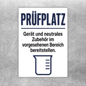 Prüfplatz Aufkleber in Dunkelgrün mit Gerät, Ablage und Hinweis zum Bereitstellen von neutralem Zubehör.