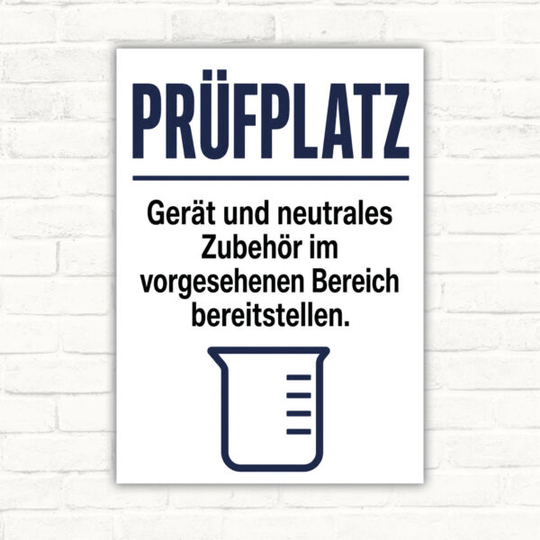 Prüfplatz Schild mit Text „Gerät und neutrales Zubehör im vorgesehenen Bereich bereitstellen“ und Geräteillustration.