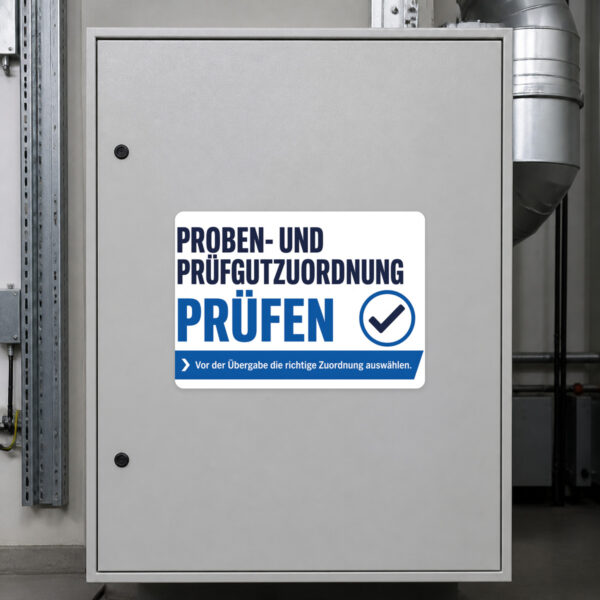 KI-generiertes Anwendungsbeispiel: Aufkleber Proben- und Prüfgutzuordnung prüfen auf grauer Arbeitsfläche im Labor.